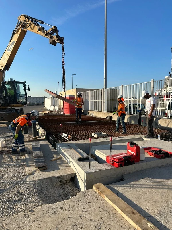 Chantier de maçonnerie 2MI Construction, levage d'éléments préfabriqués